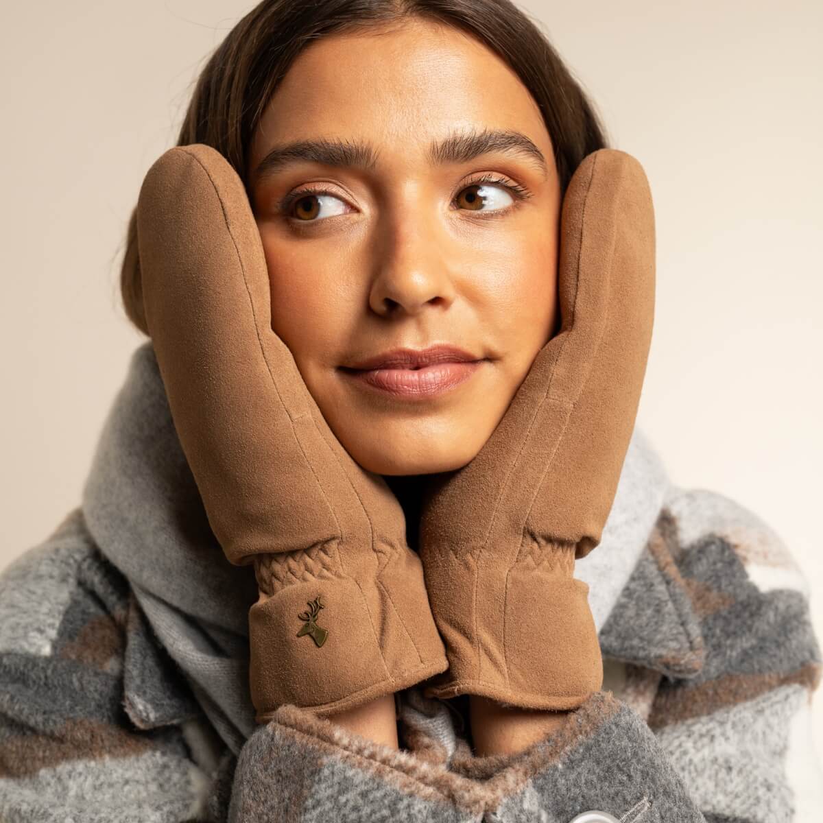 Hailey (camel) - suede goatskin mittens with luxurious sheep fur lining - Schwartz & von Halen - US - 6